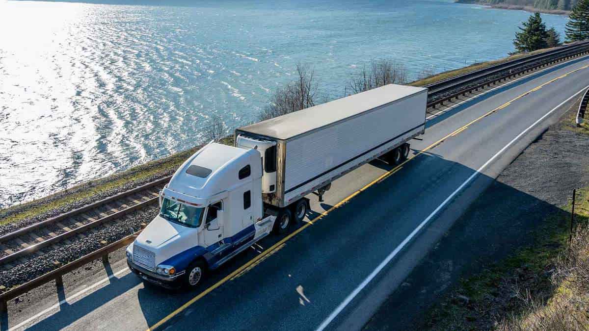 Camion de transport avec remorque sans tracteur